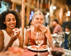 Вечеря навън – как да се храните здравословно?
