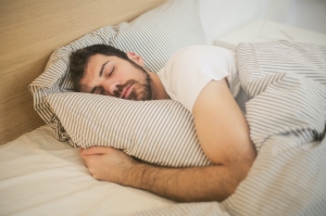 Как да спите, за да избегнете болки в гърба и врата 