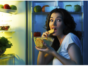 Нощното хранене вреди не само на талията