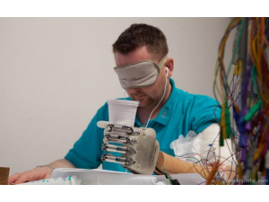 Пробив: Мъж с изкуствен пръст усети грапава повърхност