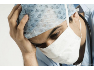 Студенти по медицина протестират срещу отрязването на евростипендиите