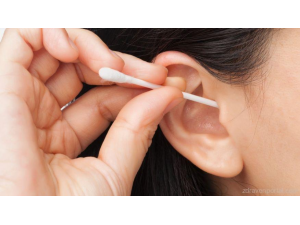 Защо не бива да чистим ушите с клечки?