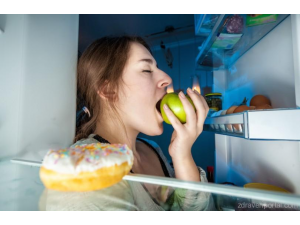 Похапване посред нощ може да увреди кожата ни