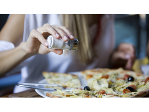 Няма полза от здравословното хранене, ако ядем много сол